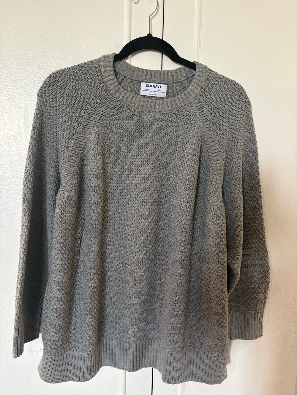 Old Navy Women’s Light Gray Crewneck Knit Sweater, Size M Petite.